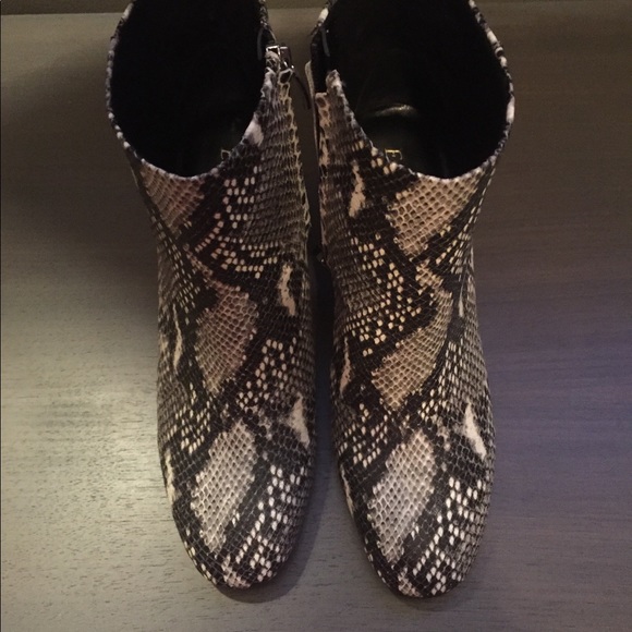 Stylish Python leather Booties. 8.5 - Picture 2 of 3